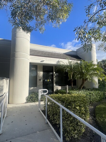 630 Maplewood Dr, Jupiter, FL à louer - Photo du bâtiment - Image 3 de 8