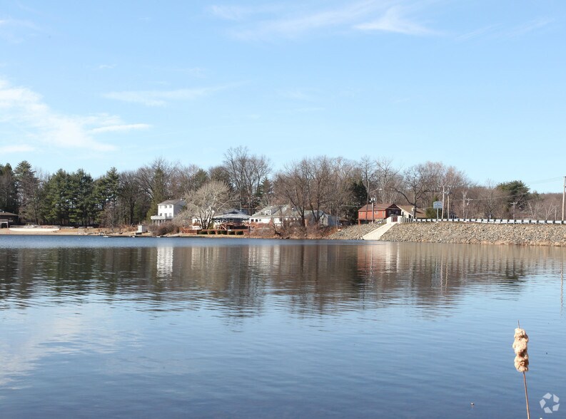 141 Congamond Rd, Southwick, MA à louer - Photo du bâtiment - Image 2 de 84