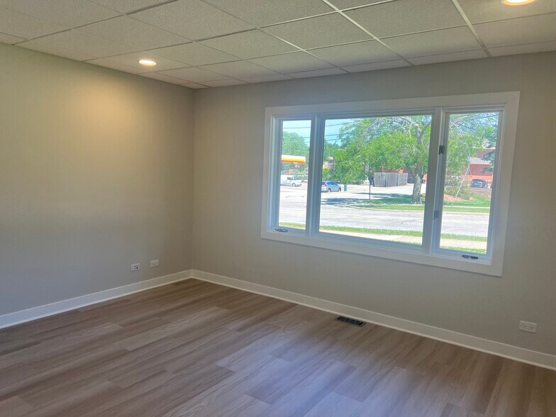 75 E Division St, Mundelein, IL à louer - Photo du bâtiment - Image 3 de 27