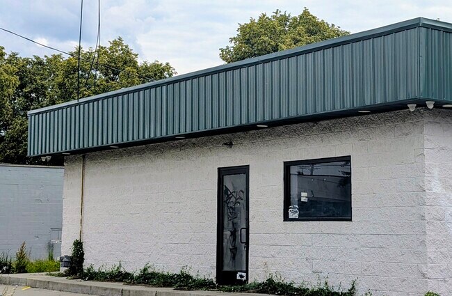 More details for 2610 Davison Rd, Flint, MI - Retail for Sale