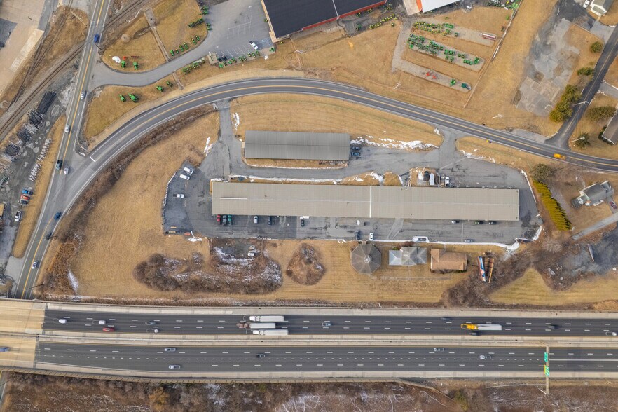 6500 Chapmans Rd, Allentown, PA for lease - Building Photo - Image 2 of 9