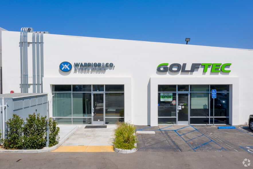 21015 Oxnard St, Woodland Hills, CA for lease - Building Photo - Image 3 of 5