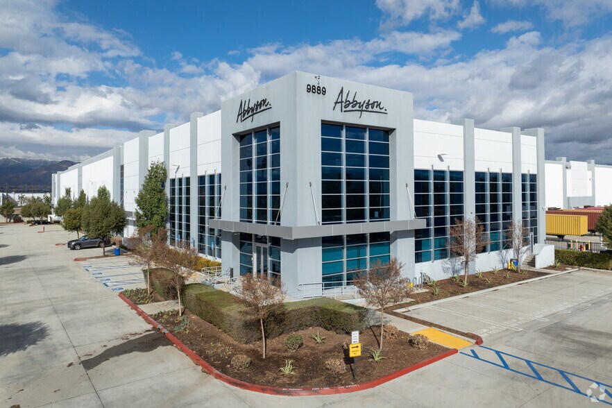 9889 Almond Ave, Redlands, CA à louer - Photo du bâtiment - Image 2 de 13