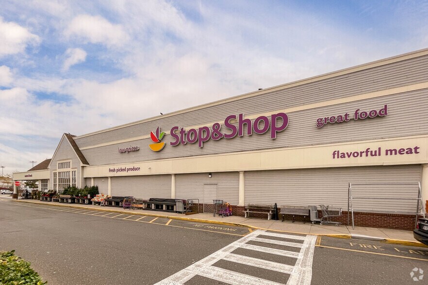 3750 Hempstead Tpke, Levittown, NY à vendre - Photo principale - Image 1 de 1