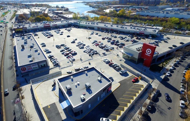 Plus de détails pour Hutchinson River Pky, Bronx, NY - Commerce de détail à louer