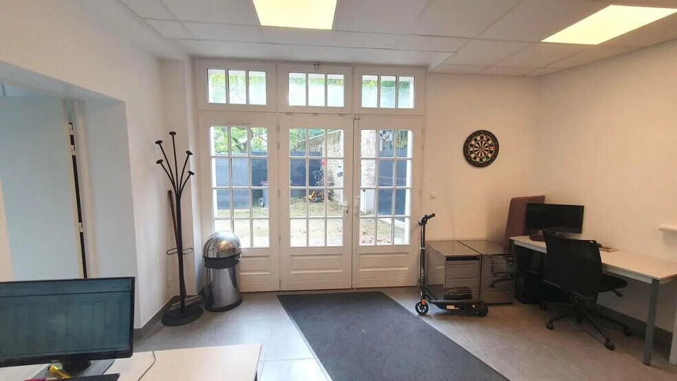 Bureau dans Versailles à louer - Photo du bâtiment - Image 2 de 21
