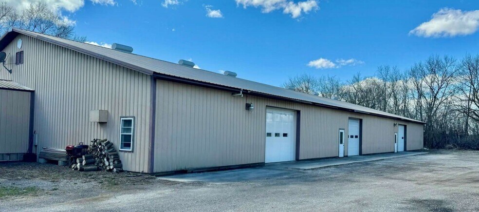 129 N Oakridge Dr, North Prairie, WI à vendre - Photo du bâtiment - Image 2 de 9