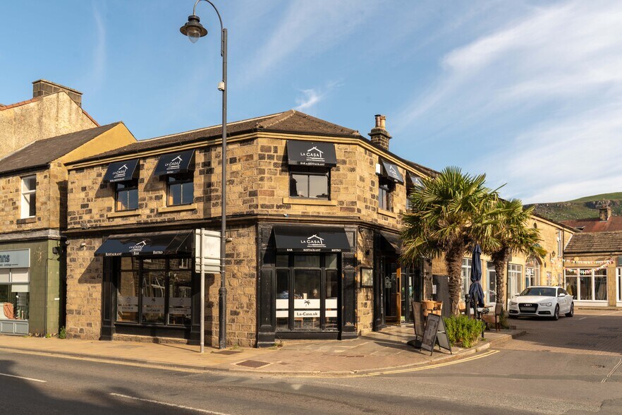 1-8 Crescent Ct portefeuille de 3 propriétés à vendre sur LoopNet.ca - Photo du bâtiment - Image 1 de 9