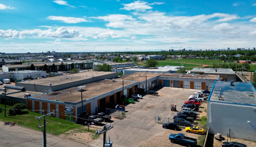 8136 Davies Rd NW, Edmonton, AB à vendre - Photo du bâtiment - Image 1 de 1