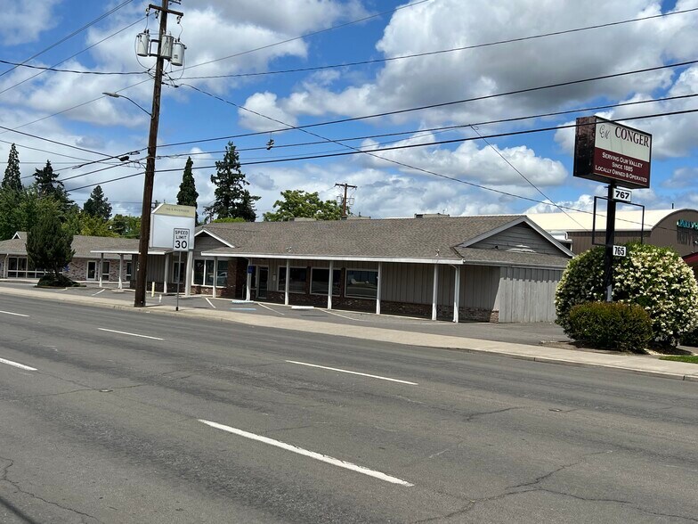765 S Riverside Ave, Medford, OR à vendre - Photo du bâtiment - Image 2 de 17