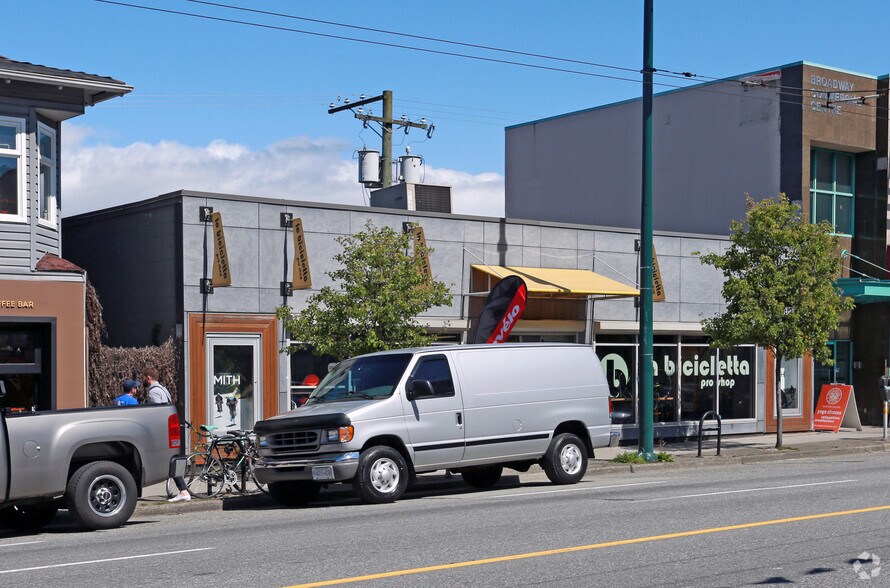 233 W Broadway, Vancouver, BC à louer - Photo du bâtiment - Image 3 de 3