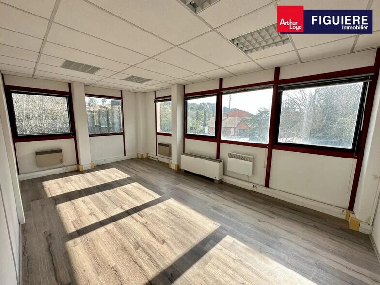 Office in Meyreuil for lease - Interior Photo - Image 1 of 17