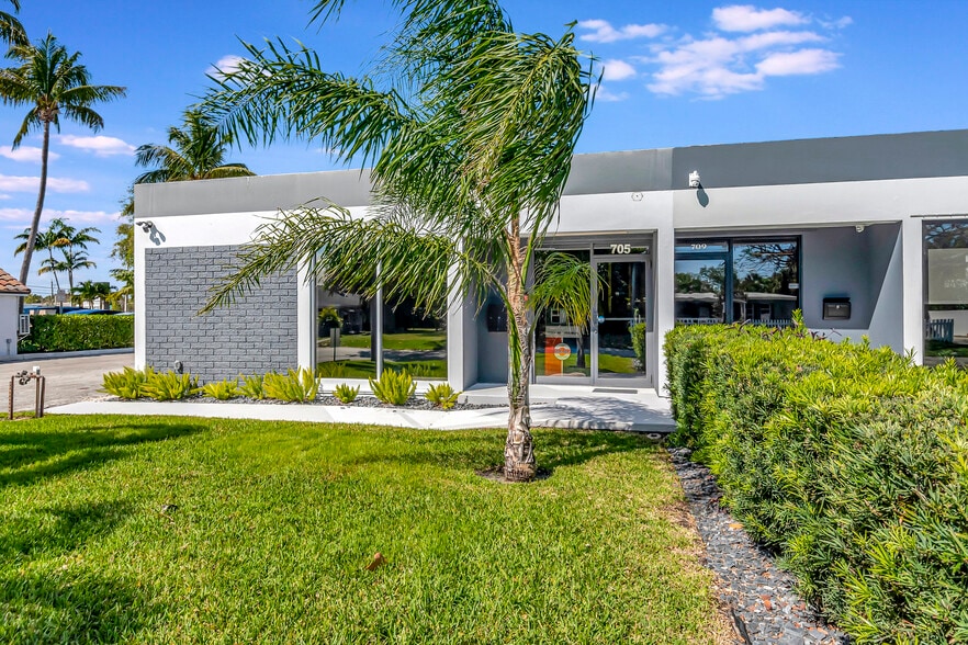 705 Bond Way, Delray Beach, FL for sale - Building Photo - Image 2 of 46