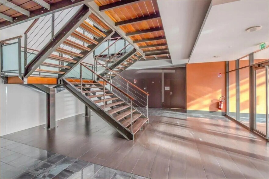 Office in Saint-Priest for lease - Interior Photo - Image 3 of 9