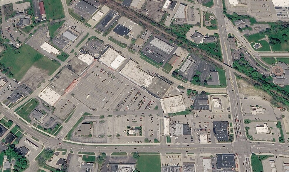 33120-33631 Aurora Rd, Solon, OH à louer - Photo du bâtiment - Image 2 de 9
