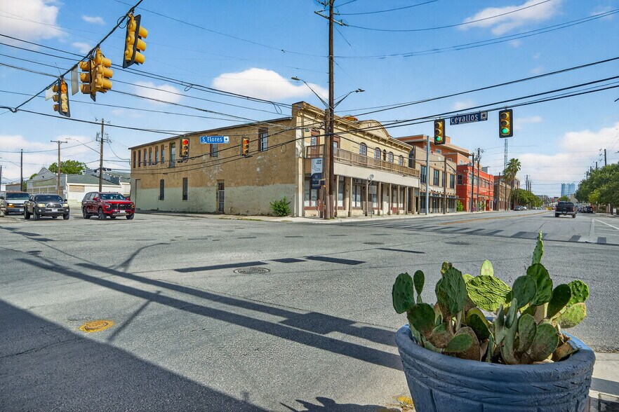 1425 S Flores St, San Antonio, TX à vendre - Photo du bâtiment - Image 2 de 43