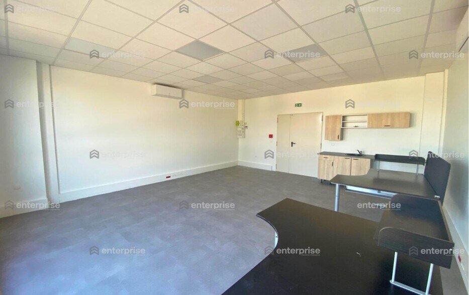 Office in Le Plessis Belleville for lease - Interior Photo - Image 3 of 4