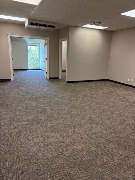 15301 W 87th Street Pky, Lenexa, KS à louer - Photo du bâtiment - Image 2 de 5