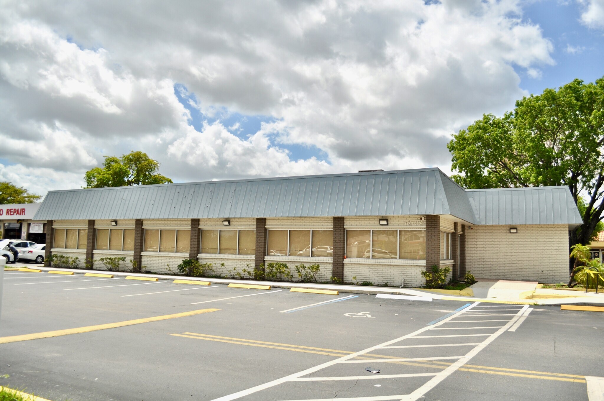 6096 W Oakland Park Blvd, Sunrise, FL à louer Photo du bâtiment- Image 1 de 10