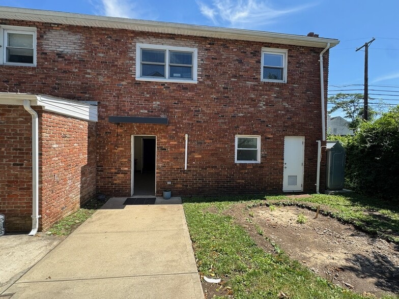 244 Maple Pl, Mineola, NY for lease - Building Photo - Image 1 of 9