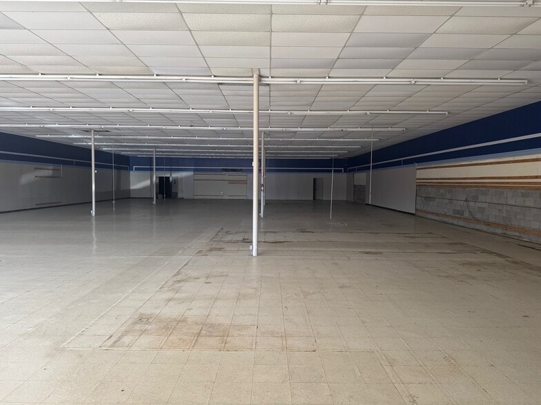 29 Sgt Prentiss Dr, Natchez, MS for lease - Interior Photo - Image 3 of 5