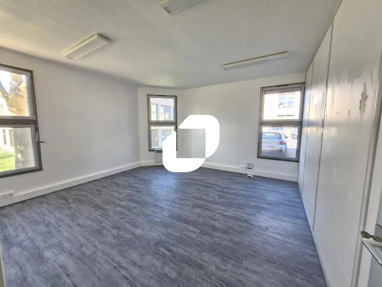 Office in Torcy for lease - Interior Photo - Image 2 of 8