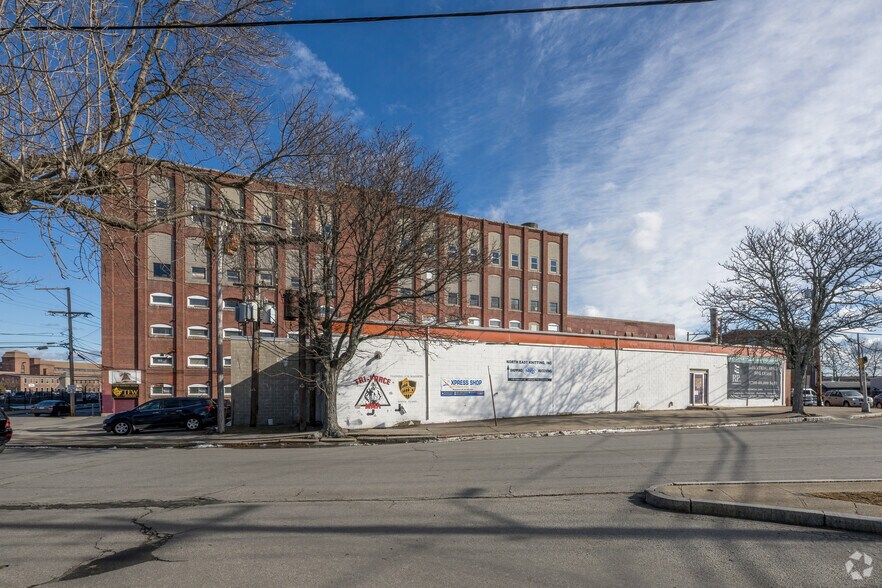 209 Weeden St, Pawtucket, RI à louer - Photo du bâtiment - Image 2 de 12