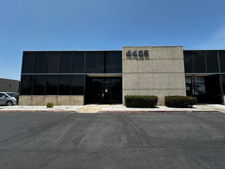 4425 E Airport Dr, Ontario, CA à louer - Photo du bâtiment - Image 2 de 9