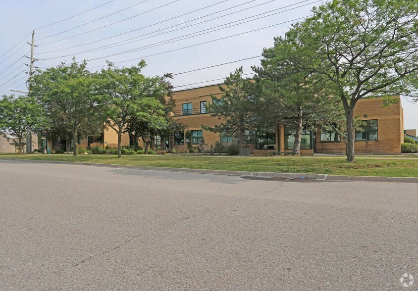 2145 Dunwin Dr, Mississauga, ON for sale - Building Photo - Image 3 of 17