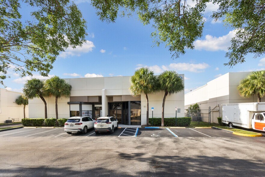 3371-3373 NW 168th St, Miami Gardens, FL à louer - Photo du bâtiment - Image 2 de 5