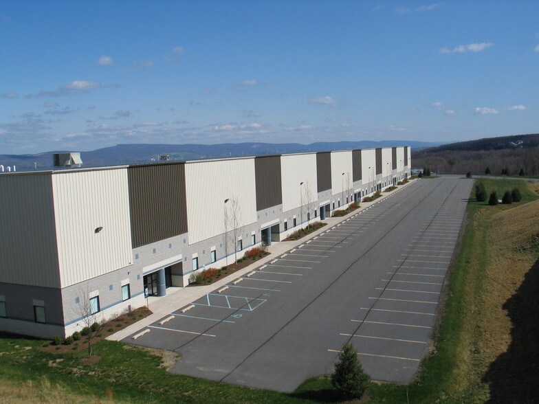 201 Research Dr, Jenkins Township, PA à louer - Photo du bâtiment - Image 2 de 4
