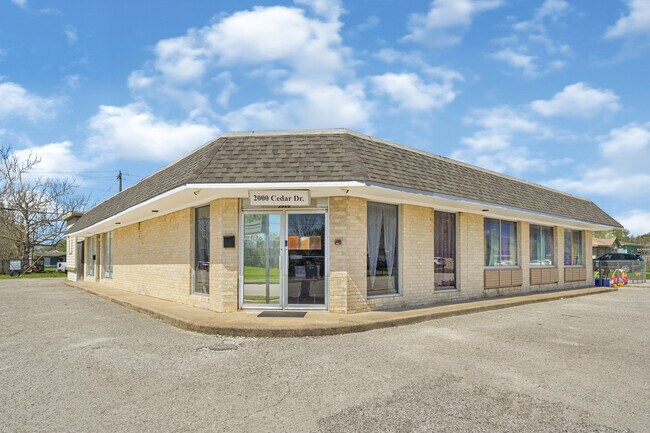Plus de détails pour 2000 Cedar Dr, La Marque, TX - Commerce de détail à vendre