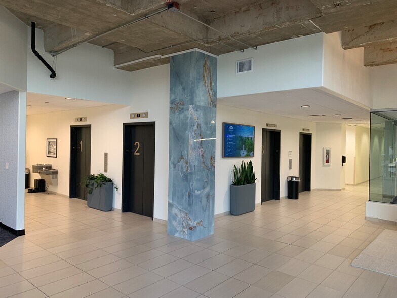 8119 Datapoint Dr, San Antonio, TX à louer - Photo du bâtiment - Image 2 de 10
