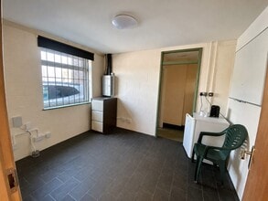 Brunt Acres Rd, Hawes for lease Interior Photo- Image 2 of 3