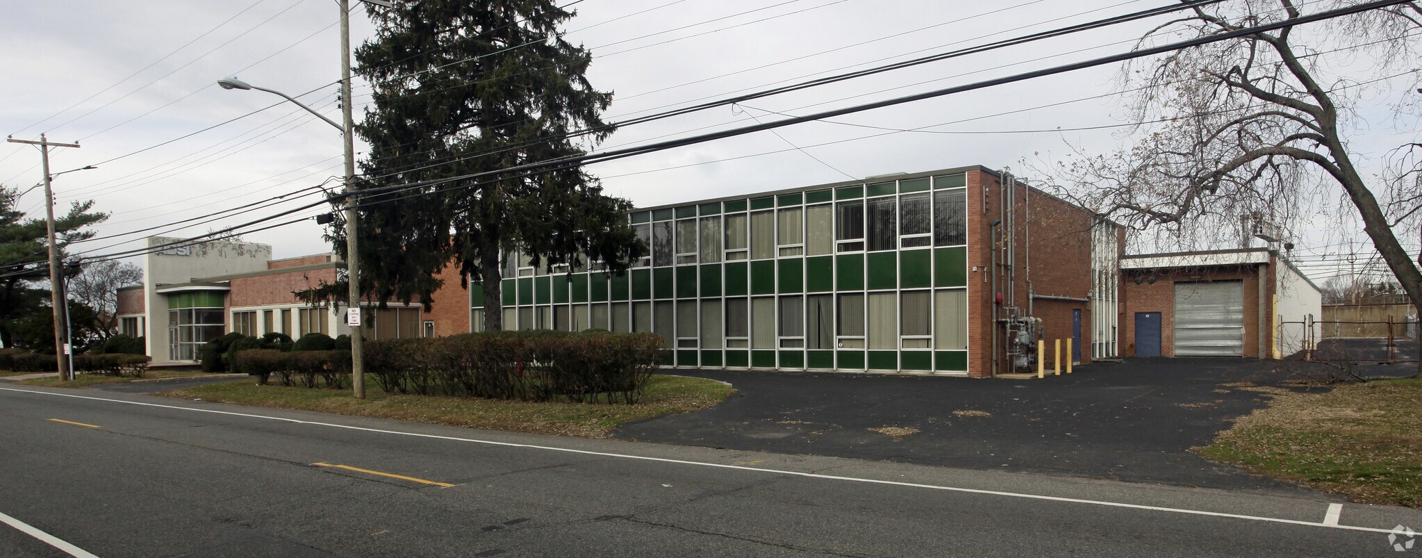 230 Duffy Ave, Hicksville, NY à louer Photo principale- Image 1 de 4