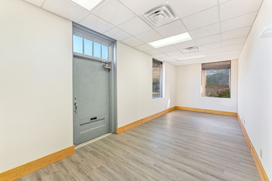 504 Bailey Ave, Fort Worth, TX for lease - Interior Photo - Image 2 of 29