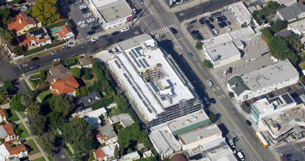 2121 Westwood Blvd, Los Angeles, CA à louer - Photo du bâtiment - Image 3 de 4