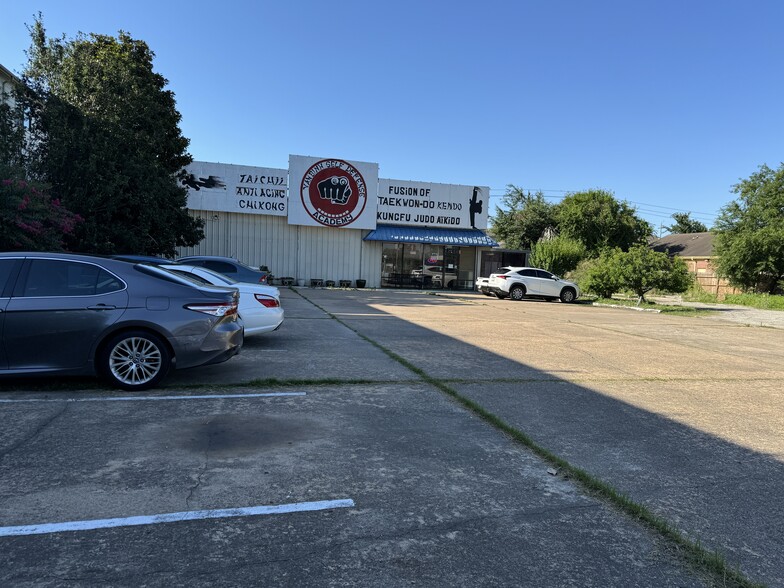 8702 Beverly Hill St, Houston, TX for lease - Building Photo - Image 1 of 5