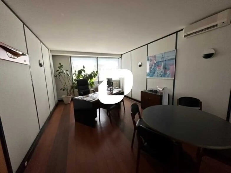 Office in Chatou for lease - Interior Photo - Image 2 of 9