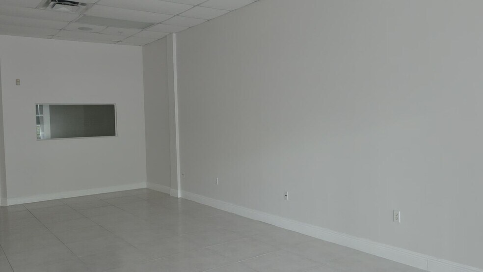 10101-10181 W Commercial Blvd, Fort Lauderdale, FL à louer - Vidéo sur l’inscription commerciale - Image 3 de 10
