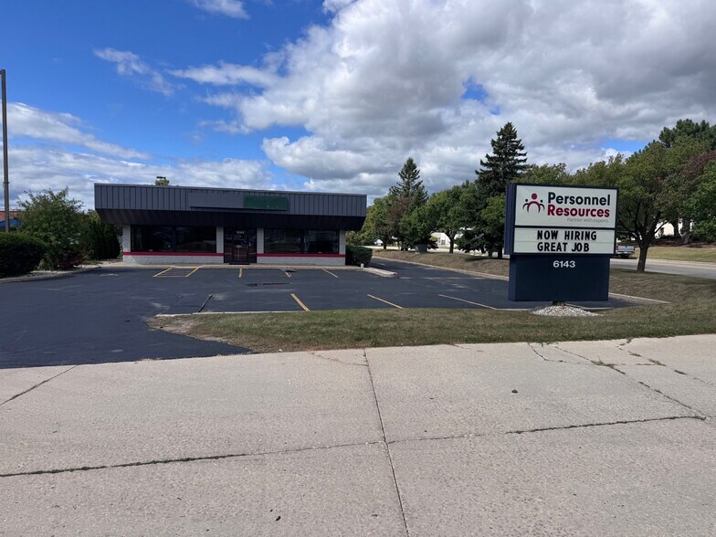 6143 Regency West Dr, Racine, WI à vendre - Photo du bâtiment - Image 2 de 3