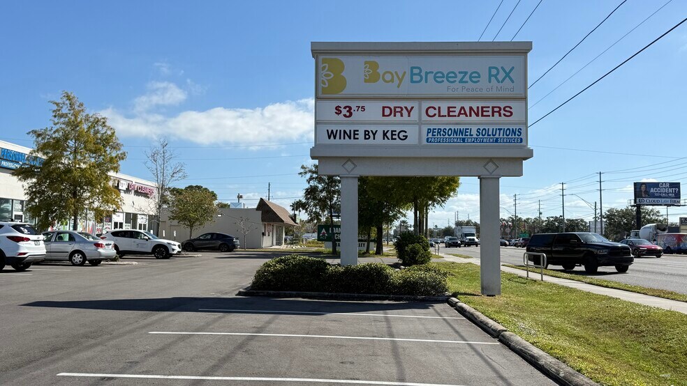 3350-3390 E Bay Dr, Largo, FL à louer - Photo du bâtiment - Image 3 de 26