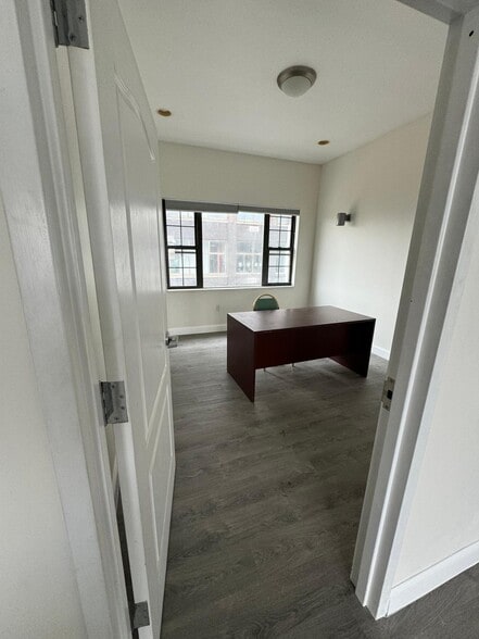 3 Whale Sq, Brooklyn, NY for lease - Interior Photo - Image 3 of 75