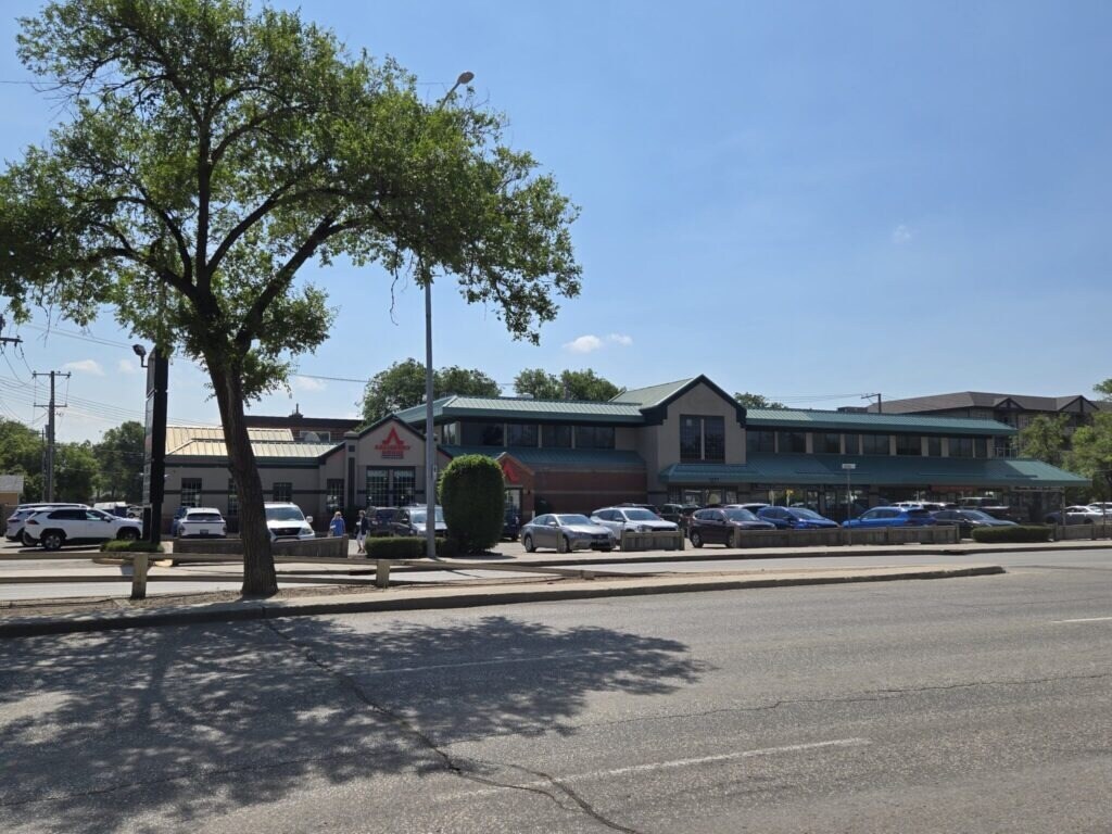 1277 Henderson Hwy, Winnipeg, MB for lease Building Photo- Image 1 of 2