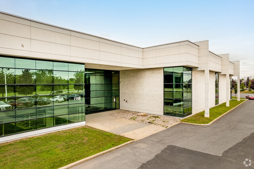 2199 Boul Fernand-Lafontaine, Longueuil, QC à louer - Photo du bâtiment - Image 3 de 4