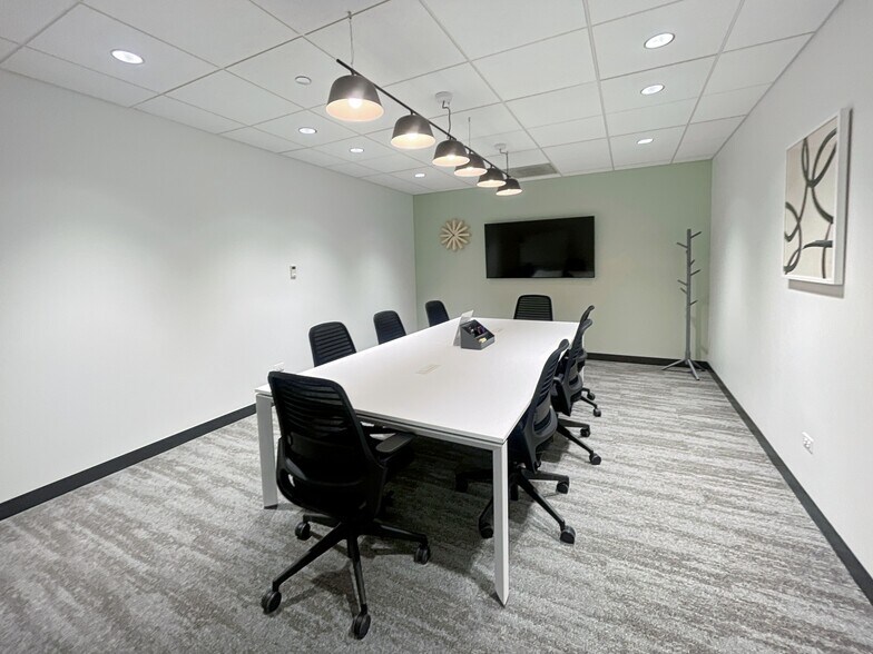 999 Oakmont Plaza Dr, Westmont, IL à louer - Photo intérieure - Image 1 de 18