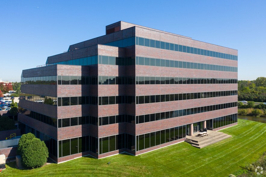 999 Oakmont Plaza Dr, Westmont, IL à louer - Photo du bâtiment - Image 2 de 16