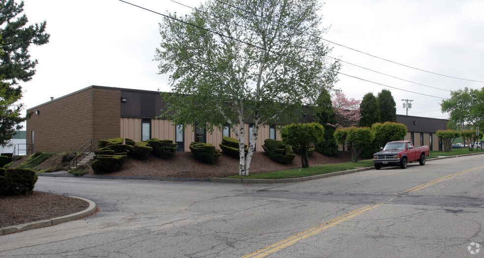 860A Waterman Ave, East Providence, RI à louer - Photo du bâtiment - Image 2 de 5
