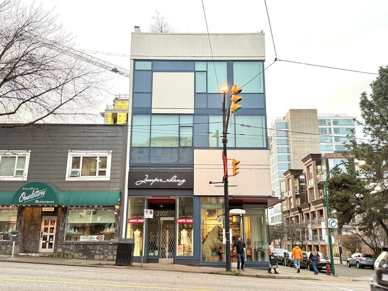 2203-2207 Granville St, Vancouver, BC à vendre - Photo du bâtiment - Image 2 de 3
