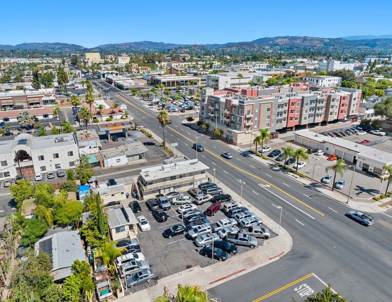 339 S Escondido Blvd, Escondido, CA à vendre - Photo du bâtiment - Image 2 de 15